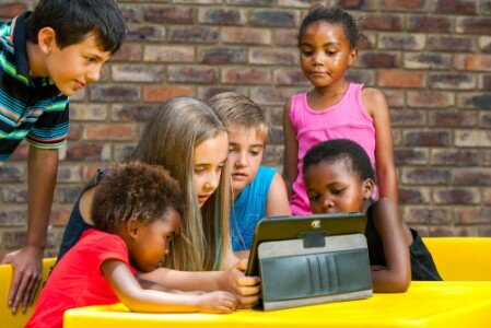 Kinder spielen Kinder spielen